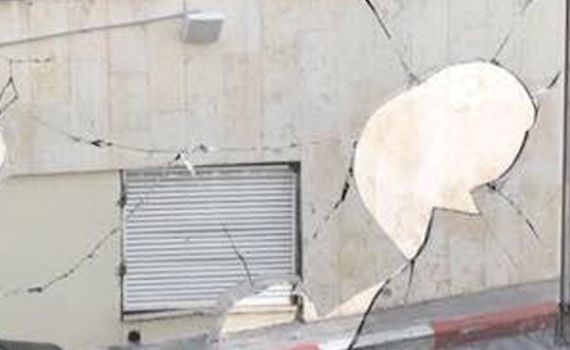 בתגובה לקנסות? חלונות מנופצים וונדליזם בעירייה