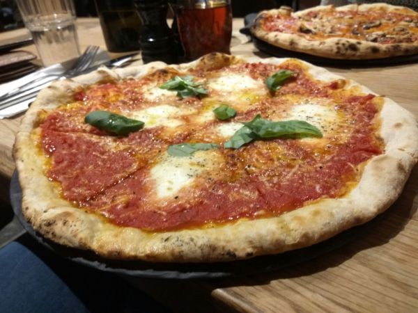 אבן הפיצה השואבת| ביקורת מסעדות