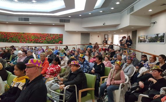 לא נשארו לבד: מסיבת פורים מיוחדת לניצולי שואה