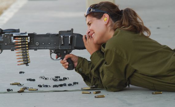 שו"ת: האם חיילות קרביות חייבות בשמיעת פרשת זכור?