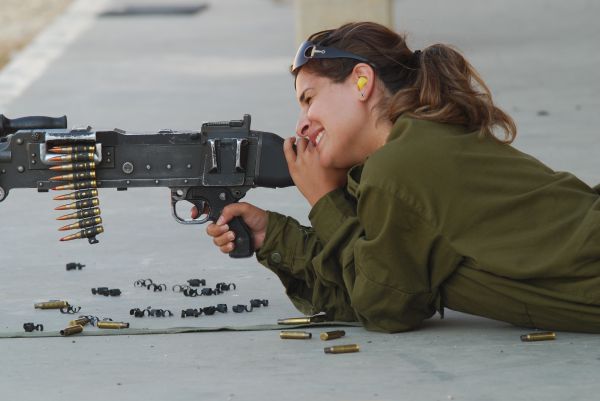 שו"ת: האם חיילות קרביות חייבות בשמיעת פרשת זכור?
