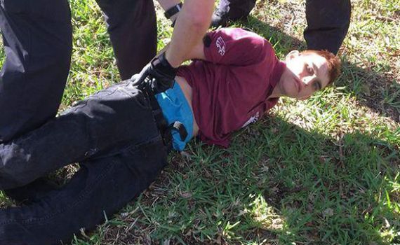 חדר לבית הספר, הפעיל אזעקה ורצח 17 תלמידים