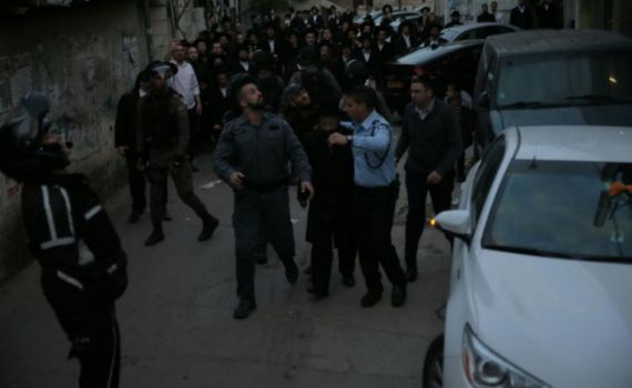 הרב רבינוביץ' הותקף על ידי המון חרדי קיצוני וחולץ. צפו