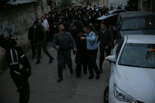 הרב רבינוביץ' הותקף על ידי המון חרדי קיצוני וחולץ. צפו