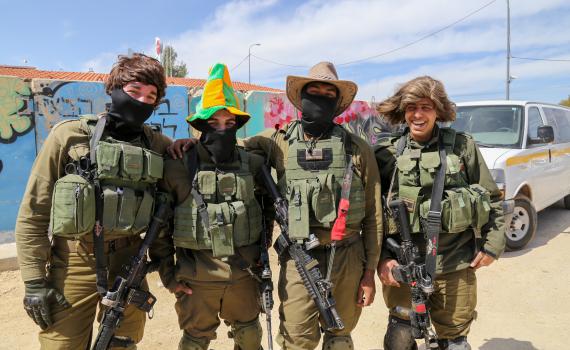 שידור חי: קריאת מגילה עם לוחמי הצנחנים