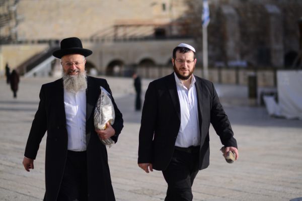 "אבא שלי טינופת? דם הנרצחים על ידייך"