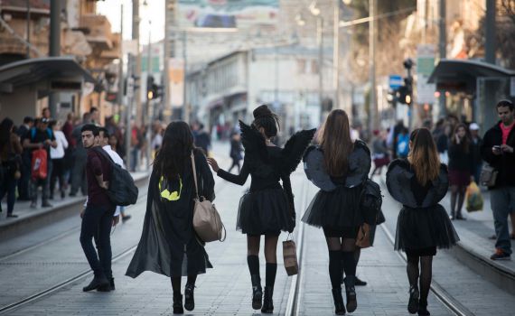 הסרוגה שיוצאת להילחם בתחפושות המחפיצות