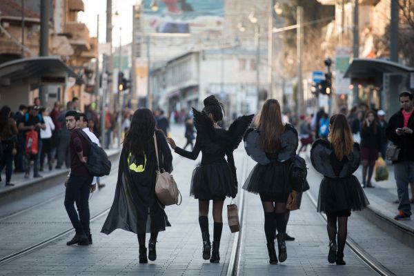 הסרוגה שיוצאת להילחם בתחפושות המחפיצות