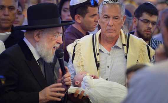 דאגה באירופה: האם ייאסר לערוך ברית מילה?