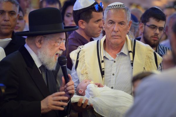 דאגה באירופה: האם ייאסר לערוך ברית מילה?