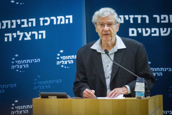 הרב הראשי: "להתייחס לאהרון ברק 'כחרס הנשבר'"