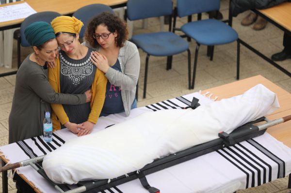 תיעוד: מאות מלווים את הרב איתמר בן גל הי"ד