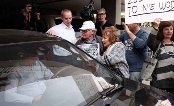 מחאה בשגרירות פולין: "לא נשכח מה עשיתם"