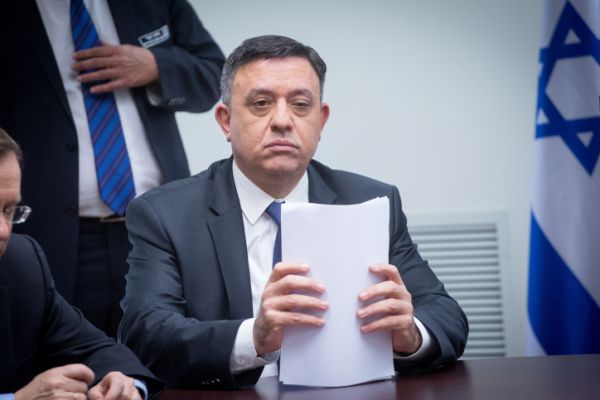 'הכיסא נוח': אבי גבאי במתקפה חריפה על כחלון