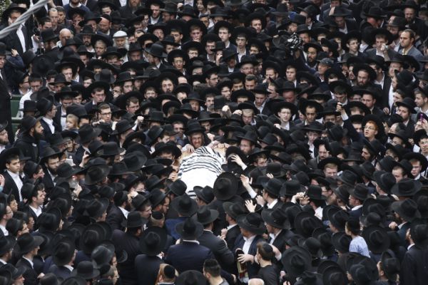 צפו: רבבות השתתפו בהלוויתו של הרב אויערבך זצ"ל