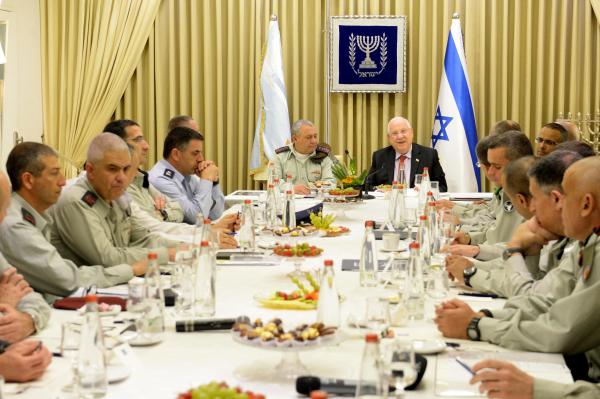 ושוב: פורום מטכ"ל מצטלם – 24 קצינים; אפס כיפות