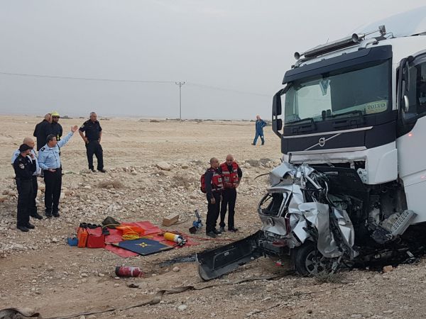 תאונת דרכים קטלנית: הרכב נמרח לתוך המשאית