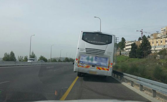כמעט תאונה: האוטובוס לטלז סטון נטה על צדו