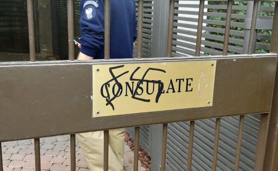 כתובות נאצה רוססו על שגרירות פולין בישראל