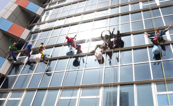 גיבורי היום: מנקי החלונות שהפתיעו את החולים•צפו