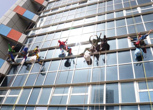 גיבורי היום: מנקי החלונות שהפתיעו את החולים•צפו