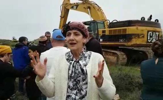 בזמן הלווית הנרצח נערכים להריסת נתיב האבות