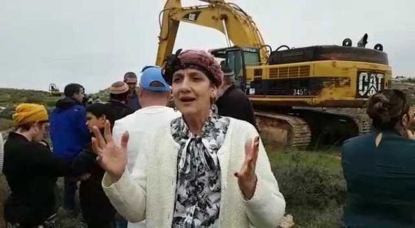 בזמן הלווית הנרצח נערכים להריסת נתיב האבות