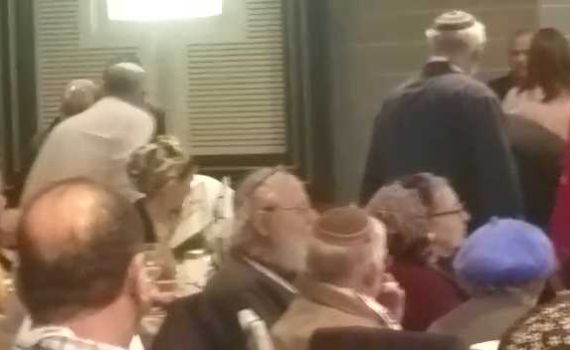 כך נגרר באלימות משתתף מבוגר שהפריע בכנס בשבע