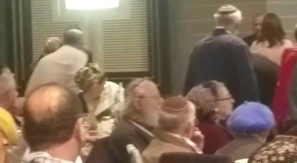 כך נגרר באלימות משתתף מבוגר שהפריע בכנס בשבע