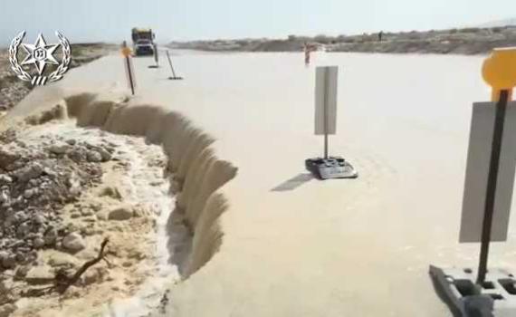 צפו: שטפון בים המלח חסם את התנועה בכביש 90