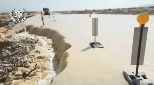 צפו: שטפון בים המלח חסם את התנועה בכביש 90