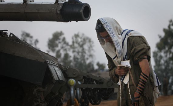 שו"ת: האם חיילים יכולים לקרוא פרשת זכור בלילה?