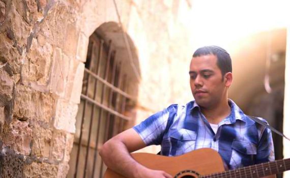 מרגש: הזמר הסרוג שהצליח לגבור על הגמגום•צפו