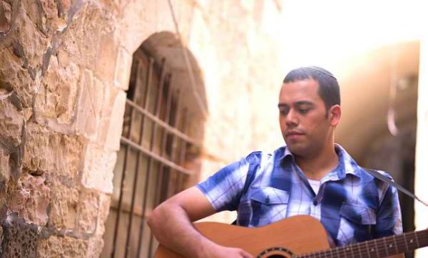 מרגש: הזמר הסרוג שהצליח לגבור על הגמגום•צפו