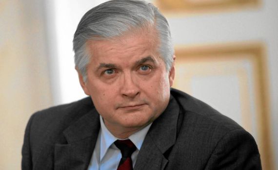 ראש ממשלת פולין לשעבר תוקף את החוק של מדינתו