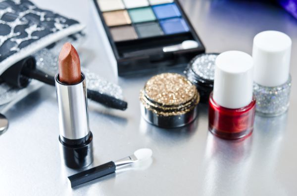 לא כל הנוצץ, בטוח: הסכנות באיפור לפורים