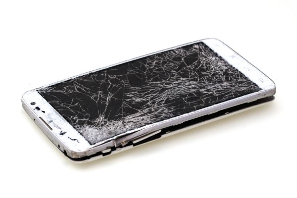 תשכחו ממגן זכוכית: הכירו את המסך שלא נשבר לעולם