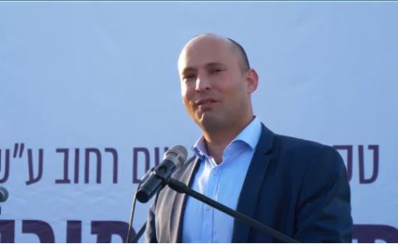 בנט נשנק מבכי: "צר  לי עליך אחי עמנואל". צפו