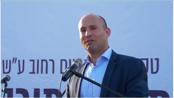 בנט נשנק מבכי: "צר  לי עליך אחי עמנואל". צפו