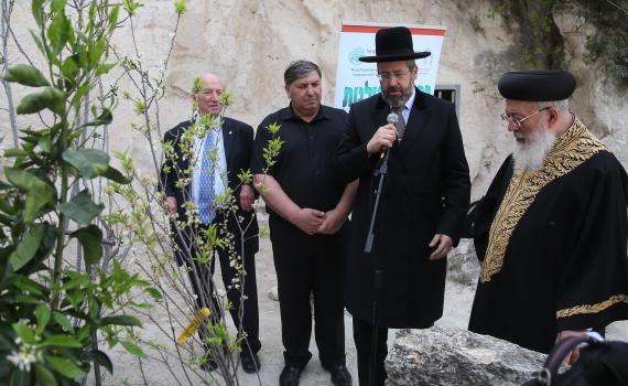 צפו: הרב דוד לאו בברכת האילנות באוניברסיטה