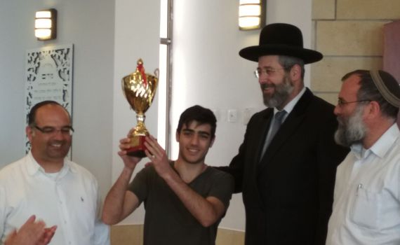 הרב לאו העניק תואר אלוף למתאגרף שלא חילל שבת