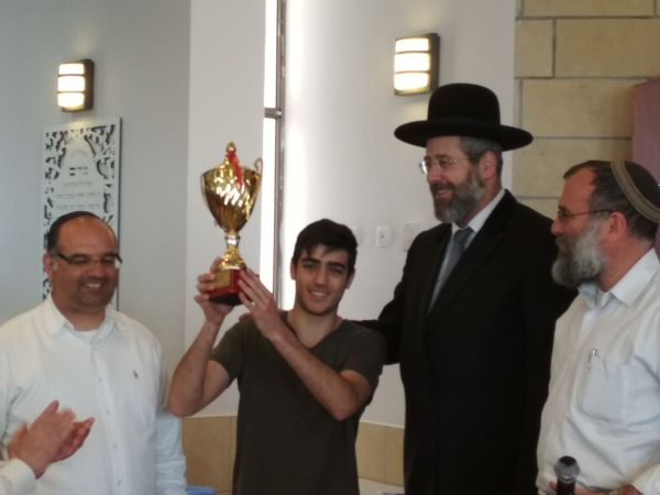 הרב לאו העניק תואר אלוף למתאגרף שלא חילל שבת