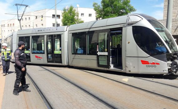 בגלל תאונה עם רכב פרטי הרכבת הקלה ירדה מהפסים