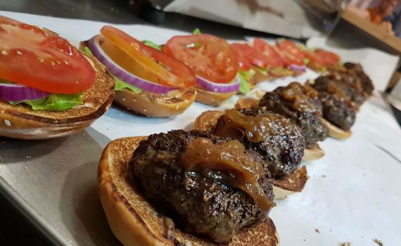 ממפיס: ההמבורגר בעל החזון| ביקורת מסעדות