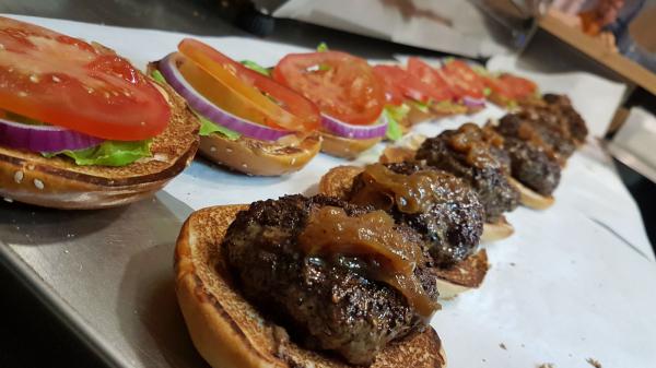 ממפיס: ההמבורגר בעל החזון| ביקורת מסעדות