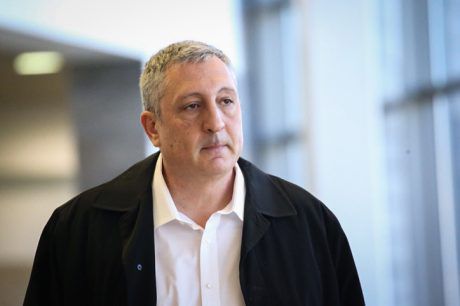 לא רק נגד נתניהו: ניר חפץ העיד נגד שני שרים מכהנים