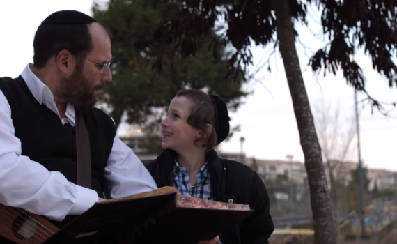 צפו: אהרן רזאל חושף את הלימוד עם ילדיו בקליפ חדש