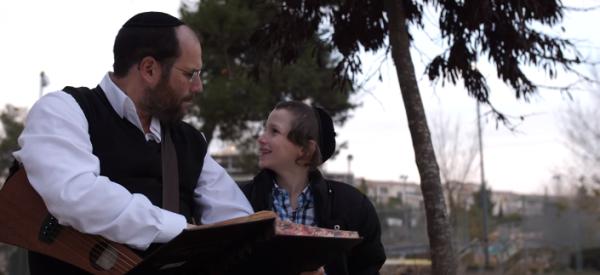 צפו: אהרן רזאל חושף את הלימוד עם ילדיו בקליפ חדש