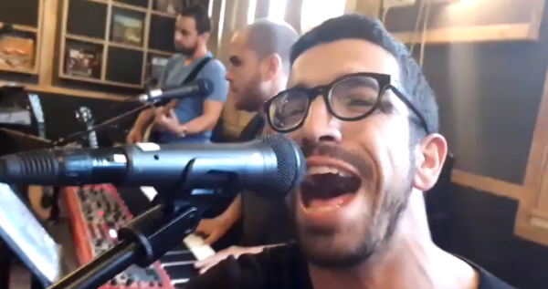 גדול: כשחנן בן ארי עשה ישי ריבו• צפו