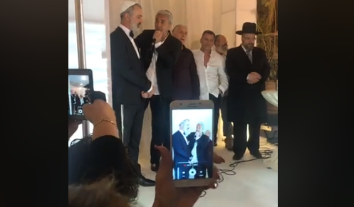 לכבוד חתונת אחיו: קובי פרץ השתחרר מהכלא• צפו